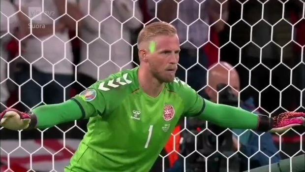 Cổ động viên đội nhà chơi xấu đối thủ, tuyển Anh có thể bị UEFA trừng phạt - Ảnh 1.