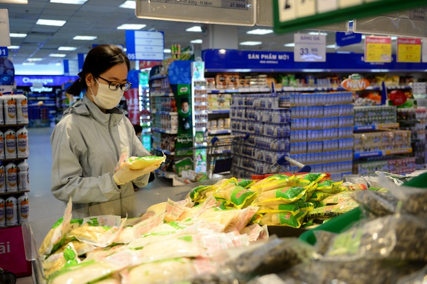TP.HCM họp báo trước giờ giãn cách xã hội: Cấm dịch vụ ăn uống bán mang về, phát cơm từ thiện không quá 2 người - Ảnh 3. TP.HCM họp báo trước giờ giãn cách xã hội: Cấm dịch vụ ăn uống bán mang về, phát cơm từ thiện không quá 2 người - Ảnh 3.