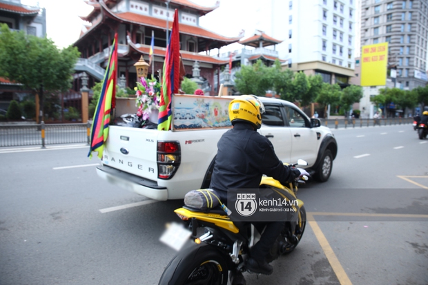 Lễ hoả táng cố diễn viên Đức Long: Kiều Minh Tuấn xót xa nói lời vĩnh biệt, Cap Thái Hà lặng người bên di ảnh bạn thân - Ảnh 2.