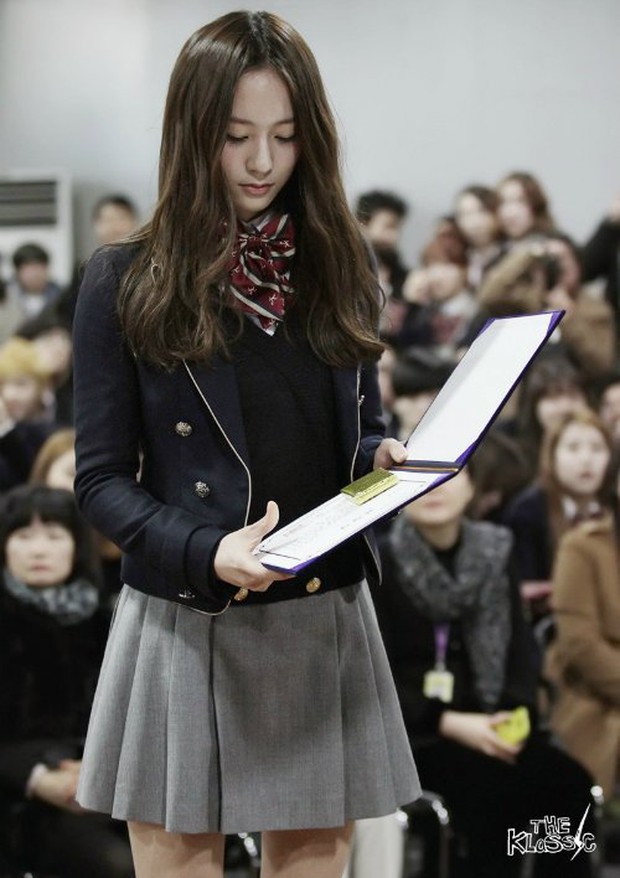 Krystal diện đồng phục cho phim mới mà Knet giật mình tưởng ảnh thời The Heirs 8 năm trước, visual hack tuổi sởn da gà - Ảnh 7.