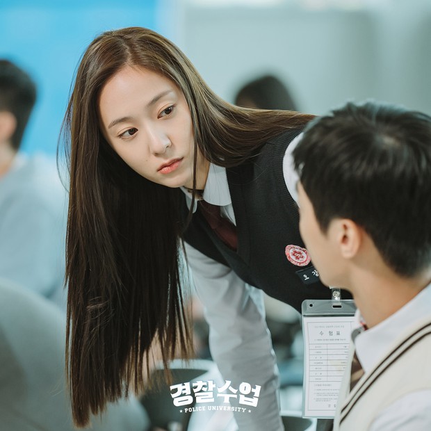 Krystal diện đồng phục cho phim mới mà Knet giật mình tưởng ảnh thời The Heirs 8 năm trước, visual hack tuổi sởn da gà - Ảnh 3.