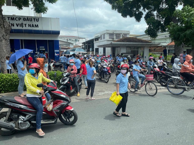 Công nhân ùa ra về như ong vỡ tổ khi nghe tin công ty có nhiều ca dương tính - Ảnh 2.