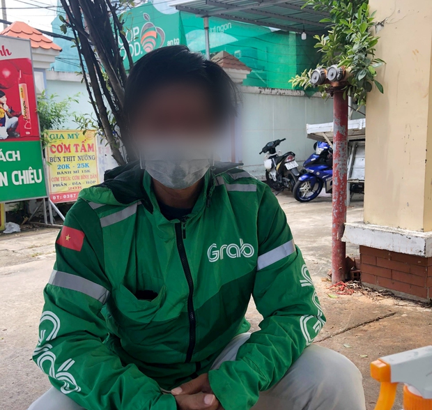 TP.HCM: Shipper của Grab tự in thêm nhiều thẻ nhận diện giả để giao hàng liên quận/huyện - Ảnh 1.