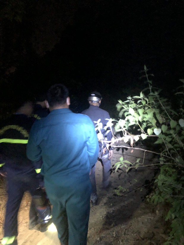 Giải cứu người đàn ông bị mắc kẹt trên vách núi giữa đám cháy rừng - Ảnh 1.