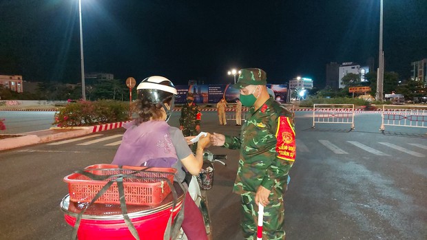 Bí thư Đà Nẵng yêu cầu phong tỏa gấp 4 phường tại quận Sơn Trà ngay trong đêm - Ảnh 3.