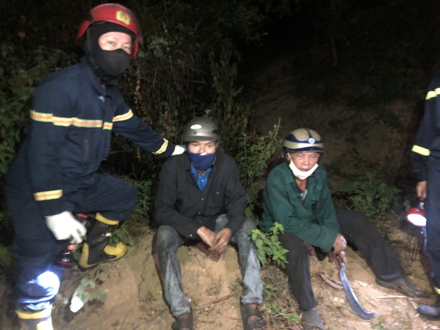 Giải cứu người đàn ông bị mắc kẹt trên vách núi giữa đám cháy rừng - Ảnh 2.