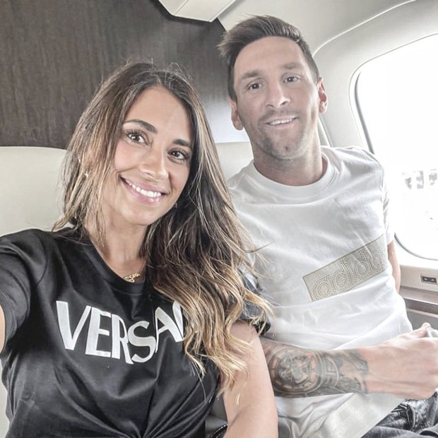 CHÍNH THỨC: Messi đặt chân tới Paris, nở nụ cười rạng rỡ vẫy chào hàng nghìn fan mất ăn mất ngủ chờ đợi 2 ngày qua - Ảnh 4.