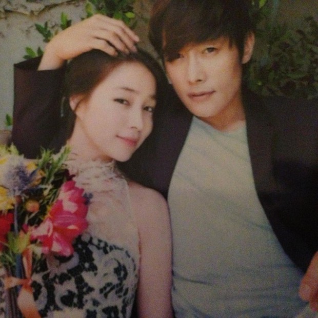 Kỷ niệm 8 năm, mỹ nhân Vườn Sao Băng xả ảnh cưới chưa từng công bố với Lee Byung Hun: Couple quyền lực, visual đỉnh cao có khác! - Ảnh 4. Kỷ niệm 8 năm, mỹ nhân Vườn Sao Băng xả ảnh cưới chưa từng công bố với Lee Byung Hun: Couple quyền lực, visual đỉnh cao có khác! - Ảnh 4.
