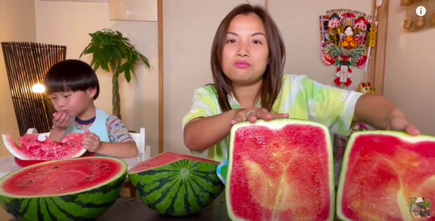 Quỳnh Trần JP trở thành YouTuber Việt Nam đầu tiên ăn quả dưa hấu khổng lồ: Giá rẻ như cho nhưng nhìn cực choáng ngợp - Ảnh 6. Quỳnh Trần JP trở thành YouTuber Việt Nam đầu tiên ăn quả dưa hấu khổng lồ: Giá rẻ như cho nhưng nhìn cực choáng ngợp - Ảnh 6.