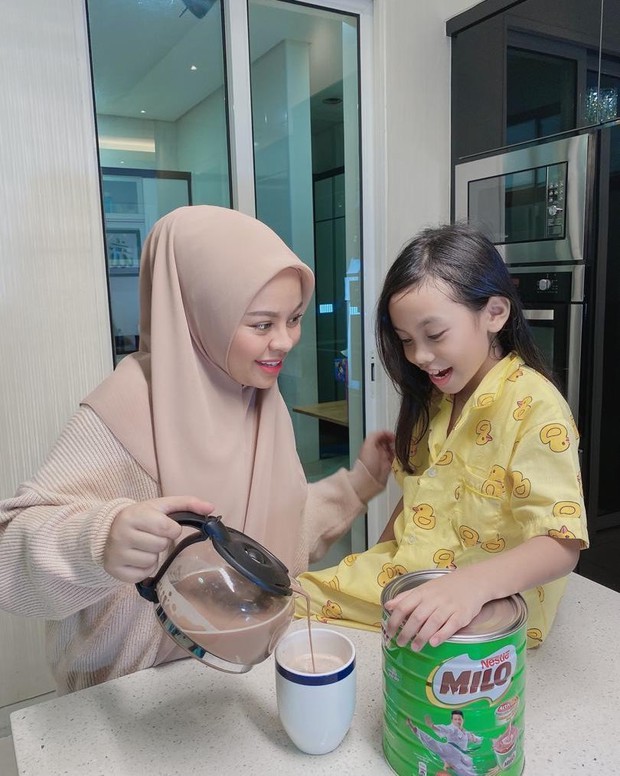 Ca sĩ nổi tiếng Malaysia mắc Covid-19 phải mổ gấp để cứu thai nhi nhưng tử vong ngay sau đó, video cuối ôm các con hoá lời vĩnh biệt đau đớn - Ảnh 4. Ca sĩ nổi tiếng Malaysia mắc Covid-19 phải mổ gấp để cứu thai nhi nhưng tử vong ngay sau đó, video cuối ôm các con hoá lời vĩnh biệt đau đớn - Ảnh 4.