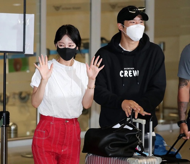 Han Ye Seul chính thức lộ diện cùng bạn trai bị đồn là trai bao, gây nổ sân bay với visual đỉnh cả đôi mặc phốt bán dâm - Ảnh 5.