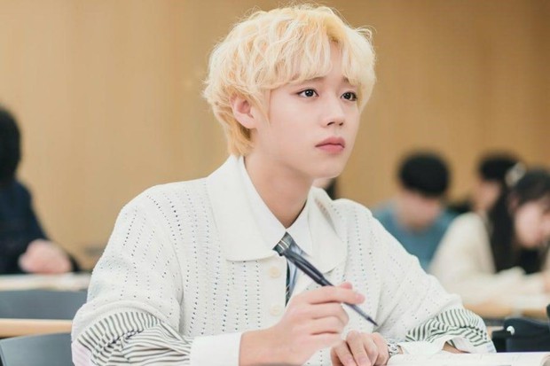 Sốc: Tiên tử nháy mắt Park Ji Hoon (Wanna One) bị tố ngoại tình, chi hàng trăm triệu cho BJ khoe thân, bay lắc với dàn thực tập sinh nữ - Ảnh 2.