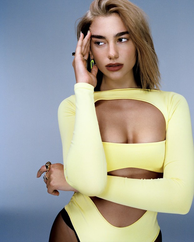 Phát hiện gia đình gen cực phẩm: Dua Lipa đẹp thời thượng có cô em gái người mẫu xinh xỉu, nhưng ông bố giám đốc mới là đỉnh cao - Ảnh 3.