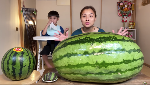 Quỳnh Trần JP trở thành YouTuber Việt Nam đầu tiên ăn quả dưa hấu khổng lồ: Giá rẻ như cho nhưng nhìn cực choáng ngợp - Ảnh 3. Quỳnh Trần JP trở thành YouTuber Việt Nam đầu tiên ăn quả dưa hấu khổng lồ: Giá rẻ như cho nhưng nhìn cực choáng ngợp - Ảnh 3.