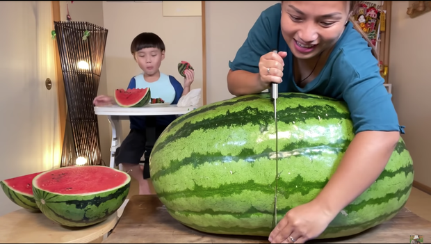 Quỳnh Trần JP trở thành YouTuber Việt Nam đầu tiên ăn quả dưa hấu khổng lồ: Giá rẻ như cho nhưng nhìn cực choáng ngợp - Ảnh 4. Quỳnh Trần JP trở thành YouTuber Việt Nam đầu tiên ăn quả dưa hấu khổng lồ: Giá rẻ như cho nhưng nhìn cực choáng ngợp - Ảnh 4.