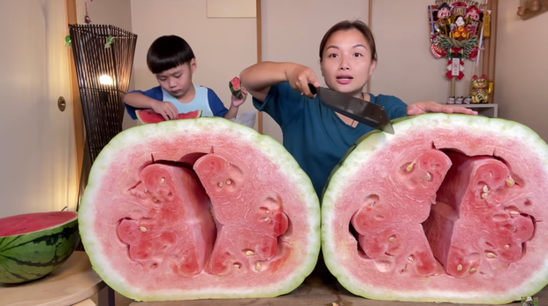 Quỳnh Trần JP trở thành YouTuber Việt Nam đầu tiên ăn quả dưa hấu khổng lồ: Giá rẻ như cho nhưng nhìn cực choáng ngợp - Ảnh 5. Quỳnh Trần JP trở thành YouTuber Việt Nam đầu tiên ăn quả dưa hấu khổng lồ: Giá rẻ như cho nhưng nhìn cực choáng ngợp - Ảnh 5.