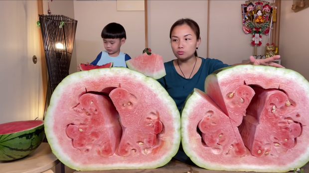 Quỳnh Trần JP trở thành YouTuber Việt Nam đầu tiên ăn quả dưa hấu khổng lồ: Giá rẻ như cho nhưng nhìn cực choáng ngợp - Ảnh 7. Quỳnh Trần JP trở thành YouTuber Việt Nam đầu tiên ăn quả dưa hấu khổng lồ: Giá rẻ như cho nhưng nhìn cực choáng ngợp - Ảnh 7.