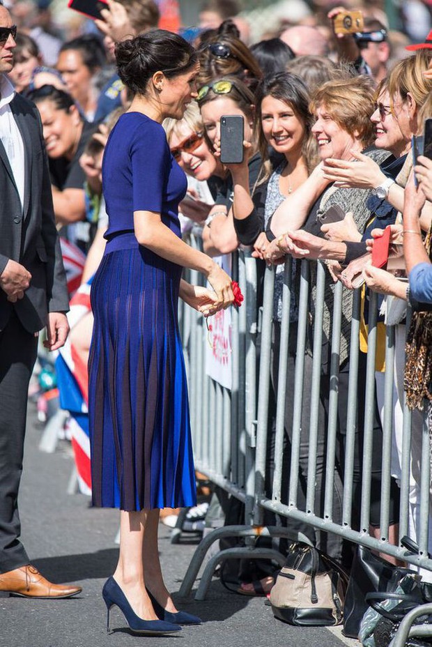 Trùm rắc rối Meghan Markle từng mắc 3 lỗi trang phục khó mà chấp nhận khi còn ở Hoàng gia Anh - Ảnh 3. Trùm rắc rối Meghan Markle từng mắc 3 lỗi trang phục khó mà chấp nhận khi còn ở Hoàng gia Anh - Ảnh 3.