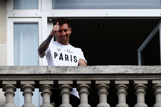 Messi không thể ngừng cười khi vẫy tay chào fan PSG từ ban công khách sạn - Ảnh 11.