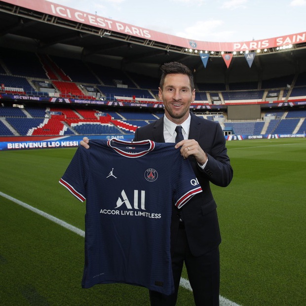 Hình ảnh chưa ai có thể quen: Messi chính thức ra mắt trong màu áo PSG, lựa chọn số đeo không ai ngờ - Ảnh 2.