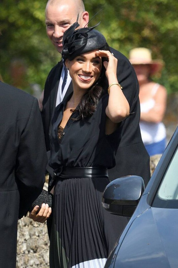 Trùm rắc rối Meghan Markle từng mắc 3 lỗi trang phục khó mà chấp nhận khi còn ở Hoàng gia Anh - Ảnh 1. Trùm rắc rối Meghan Markle từng mắc 3 lỗi trang phục khó mà chấp nhận khi còn ở Hoàng gia Anh - Ảnh 1.