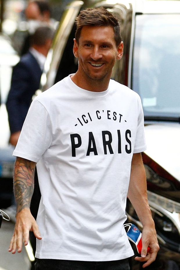 Messi không thể ngừng cười khi vẫy tay chào fan PSG từ ban công khách sạn - Ảnh 4.