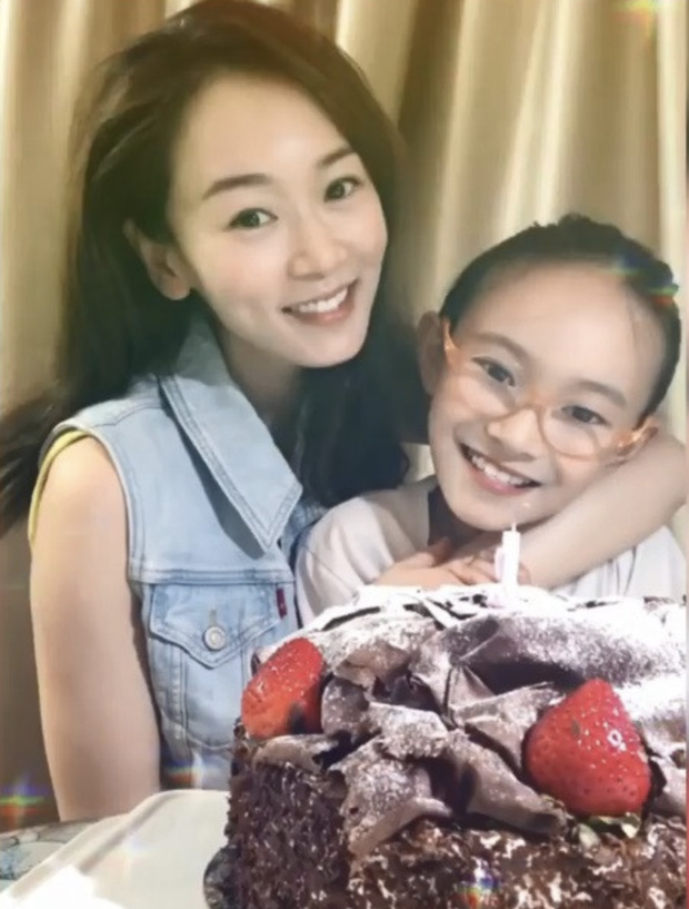 Hoa hậu dính bê bối chửa hoang, bán bia kiếm sống nỗ lực làm lại cuộc đời - Ảnh 5. Hoa hậu dính bê bối chửa hoang, bán bia kiếm sống nỗ lực làm lại cuộc đời - Ảnh 5.