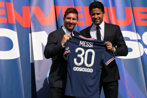 Fan PSG đánh trống nhảy múa reo hò sung sướng, đốt pháo sáng mù mịt khi được Messi vẫy chào - Ảnh 10.
