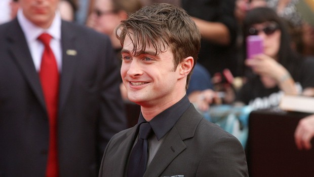 Hết hồn nhìn Daniel Radcliffe nhún nhảy trong bộ đồ da bóng lộn, cắt xẻ phơi bày vòng 3: Harry Potter ngày nào đây ư? - Ảnh 11.