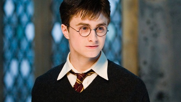 Hết hồn nhìn Daniel Radcliffe nhún nhảy trong bộ đồ da bóng lộn, cắt xẻ phơi bày vòng 3: Harry Potter ngày nào đây ư? - Ảnh 12.