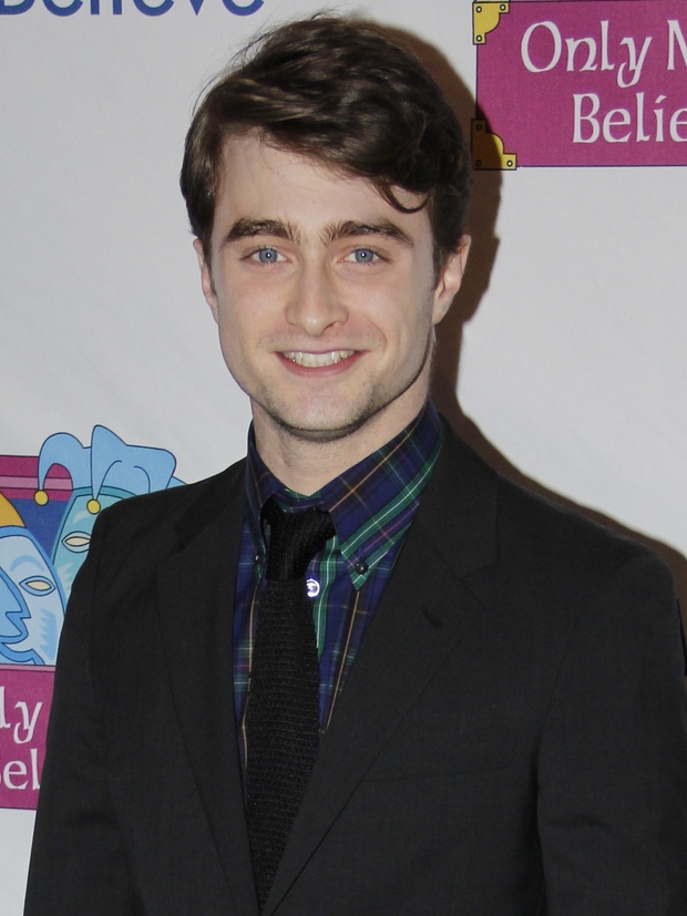 Hết hồn nhìn Daniel Radcliffe nhún nhảy trong bộ đồ da bóng lộn, cắt xẻ phơi bày vòng 3: Harry Potter ngày nào đây ư? - Ảnh 9.