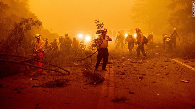 Nước Mỹ và đợt cháy rừng như tận thế: 0% cơ hội dập lửa, 2 ngày lại có khu vực rộng ngang thủ đô đất nước bị nuốt chửng - Ảnh 1.