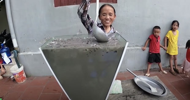 Rộ tin đồn Bà Tân Vlog làm nước cống 50 lít để đãi các cháu, sự thật đằng sau không biết nên khóc hay cười! - Ảnh 2. Rộ tin đồn Bà Tân Vlog làm nước cống 50 lít để đãi các cháu, sự thật đằng sau không biết nên khóc hay cười! - Ảnh 2.
