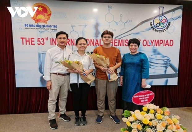  Hà Nội thưởng 20 triệu đồng cho 2 học sinh đoạt huy chương Vàng Olympic quốc tế  - Ảnh 1.