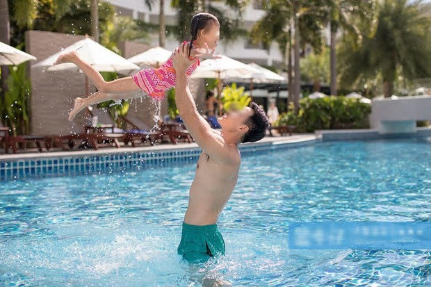 Bố dắt con gái vào hồ bơi rồi cùng nhau làm một điều mà ai nấy cũng phẫn nộ phải gọi ngay bảo vệ, cách xử lý sau đó càng khó hiểu - Ảnh 1. Bố dắt con gái vào hồ bơi rồi cùng nhau làm một điều mà ai nấy cũng phẫn nộ phải gọi ngay bảo vệ, cách xử lý sau đó càng khó hiểu - Ảnh 1.
