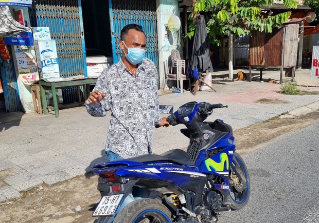 Lợi dụng người dân đi cách ly, đột nhập lấy trộm xe máy rồi hì hục dắt bộ thì gặp cảnh sát - Ảnh 1. Lợi dụng người dân đi cách ly, đột nhập lấy trộm xe máy rồi hì hục dắt bộ thì gặp cảnh sát - Ảnh 1.