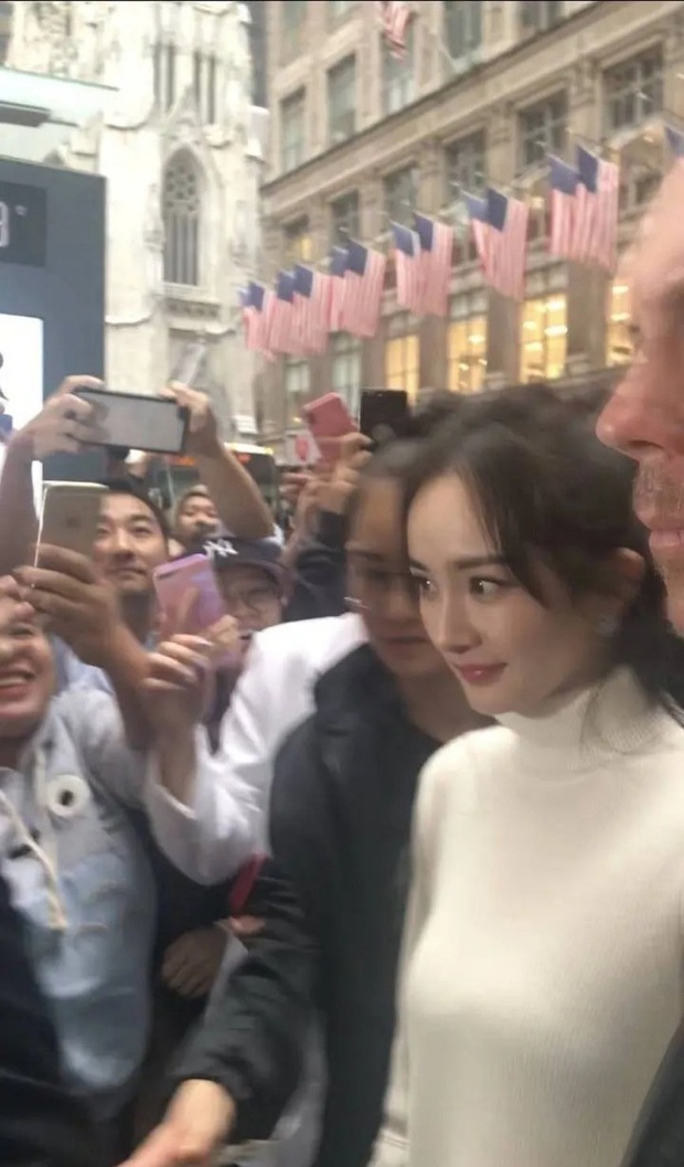 Ảnh cam thường bóc trần visual sao Cbiz: Mỹ nhân 4000 năm lộ dấu vết dao kéo, Dương Mịch nhiều lần gây choáng nhẹ - Ảnh 8. Ảnh cam thường bóc trần visual sao Cbiz: Mỹ nhân 4000 năm lộ dấu vết dao kéo, Dương Mịch nhiều lần gây choáng nhẹ - Ảnh 8.