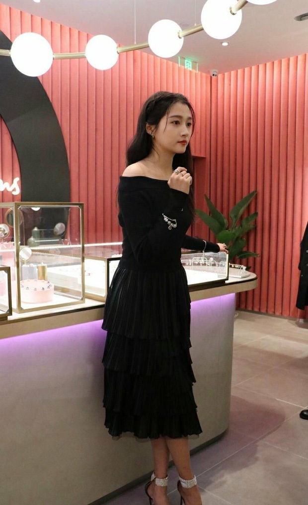 Ảnh cam thường bóc trần visual sao Cbiz: Mỹ nhân 4000 năm lộ dấu vết dao kéo, Dương Mịch nhiều lần gây choáng nhẹ - Ảnh 12. Ảnh cam thường bóc trần visual sao Cbiz: Mỹ nhân 4000 năm lộ dấu vết dao kéo, Dương Mịch nhiều lần gây choáng nhẹ - Ảnh 12.