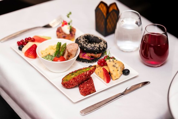 Bữa ăn trong 1 chuyến bay của Qatar Airways