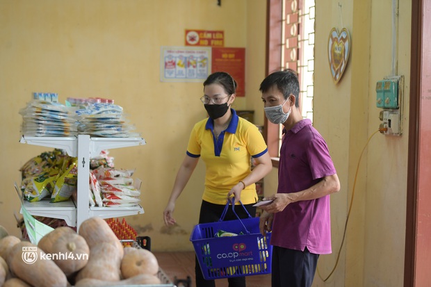 Hàng nghìn sinh viên, người nghèo tại Hà Nội vui mừng khi được đi siêu thị miễn phí - Ảnh 8.