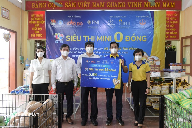 Hàng nghìn sinh viên, người nghèo tại Hà Nội vui mừng khi được đi siêu thị miễn phí - Ảnh 4.