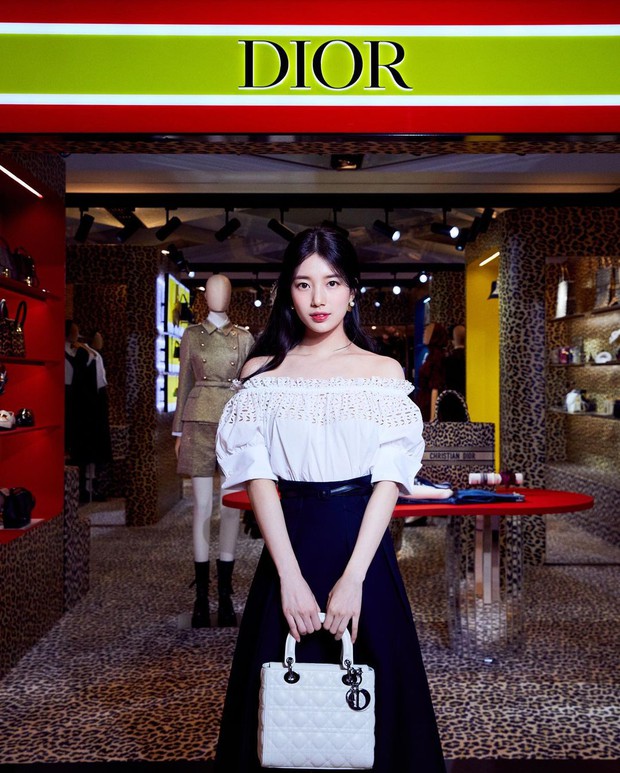 Lâu lắm mới tái xuất, Suzy biến sự kiện cao cấp thành nơi phô diễn visual: Góc nghiêng hút hồn, vai trần ngọc ngà đẹp đến câm nín - Ảnh 2. Lâu lắm mới tái xuất, Suzy biến sự kiện cao cấp thành nơi phô diễn visual: Góc nghiêng hút hồn, vai trần ngọc ngà đẹp đến câm nín - Ảnh 2.