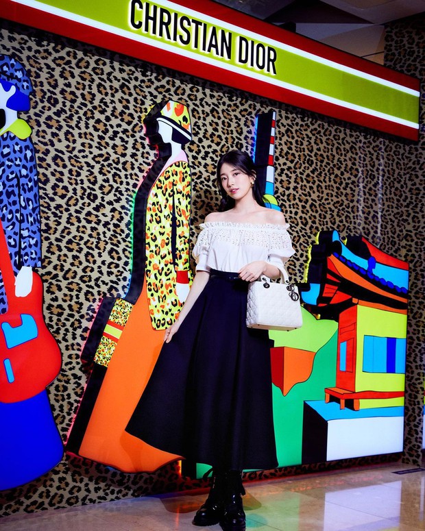Suzy biến sự kiện cao cấp thành màn phô diễn visual đỉnh cao: Góc nghiêng hút hồn, bờ vai ngọc ngà khiến chị em khao khát - Ảnh 8. Suzy biến sự kiện cao cấp thành màn phô diễn visual đỉnh cao: Góc nghiêng hút hồn, bờ vai ngọc ngà khiến chị em khao khát - Ảnh 8.