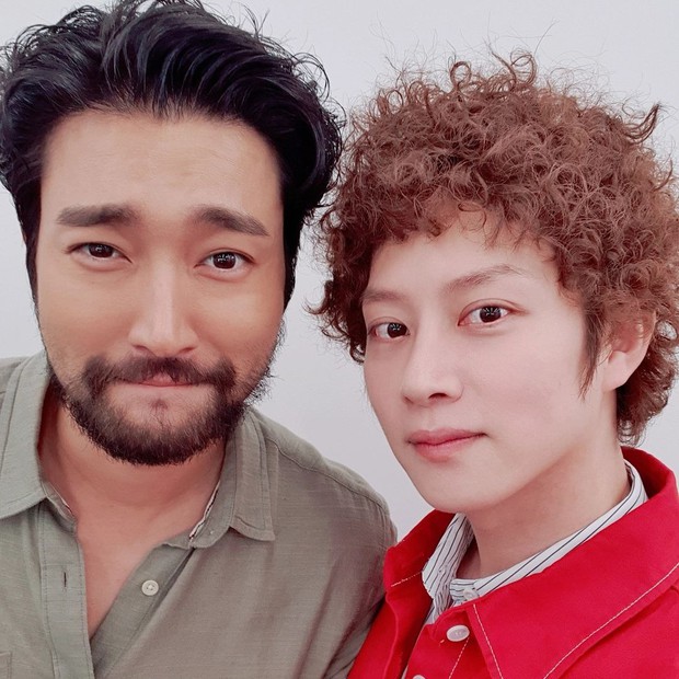 Khóc thét visual 2 nam thần Suju: Siwon râu ria xồm xoàm dừ như ông chú, Heechul tiên tử để đầu xù bông bà thím - Ảnh 2. Khóc thét visual 2 nam thần Suju: Siwon râu ria xồm xoàm dừ như ông chú, Heechul tiên tử để đầu xù bông bà thím - Ảnh 2.