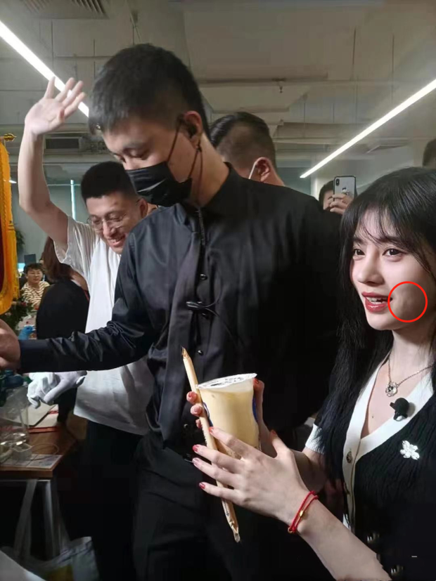 Ảnh cam thường bóc trần visual sao Cbiz: Mỹ nhân 4000 năm lộ dấu vết dao kéo, Dương Mịch nhiều lần gây choáng nhẹ - Ảnh 10. Ảnh cam thường bóc trần visual sao Cbiz: Mỹ nhân 4000 năm lộ dấu vết dao kéo, Dương Mịch nhiều lần gây choáng nhẹ - Ảnh 10.