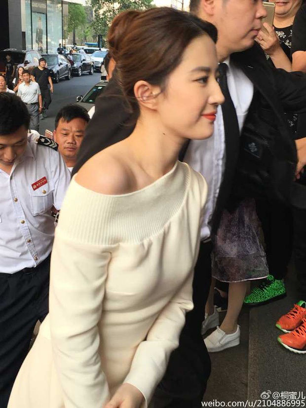 Ảnh cam thường bóc trần visual sao Cbiz: Mỹ nhân 4000 năm lộ dấu vết dao kéo, Dương Mịch nhiều lần gây choáng nhẹ - Ảnh 9. Ảnh cam thường bóc trần visual sao Cbiz: Mỹ nhân 4000 năm lộ dấu vết dao kéo, Dương Mịch nhiều lần gây choáng nhẹ - Ảnh 9.