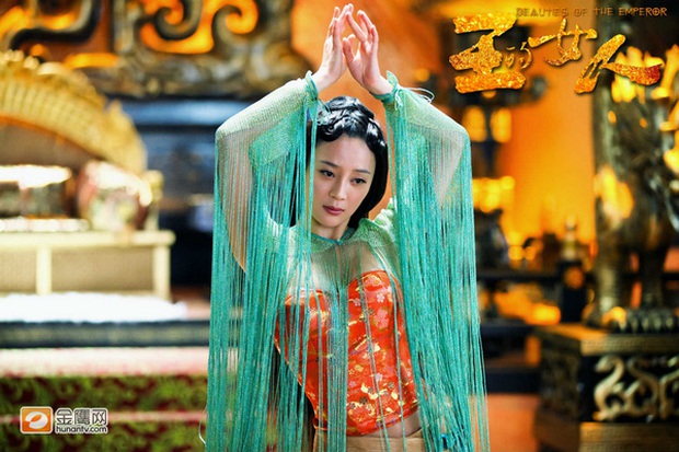 Điểm lại loạt tạo hình cổ trang bức thở của sao Hoa ngữ: Phạm Gia chưa phải nóng bỏng nhất, bản gốc chiếc áo của cô vợ quốc dân Tiểu Hí đã có từ xưa? - Ảnh 9. Điểm lại loạt tạo hình cổ trang bức thở của sao Hoa ngữ: Phạm Gia chưa phải nóng bỏng nhất, bản gốc chiếc áo của cô vợ quốc dân Tiểu Hí đã có từ xưa? - Ảnh 9.