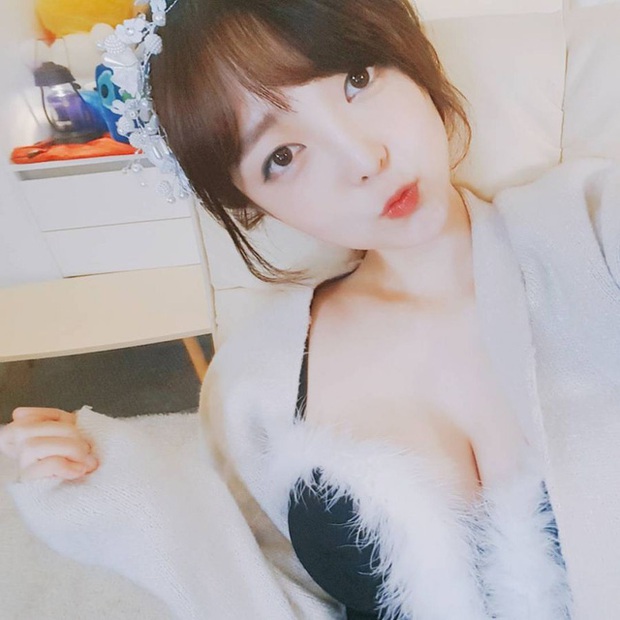 Thả rông vòng một ngồn ngộn, nữ streamer bất ngờ gặp sự cố, vội vàng chỉnh sửa trang phục ngay trên sóng - Ảnh 1. Thả rông vòng một ngồn ngộn, nữ streamer bất ngờ gặp sự cố, vội vàng chỉnh sửa trang phục ngay trên sóng - Ảnh 1.