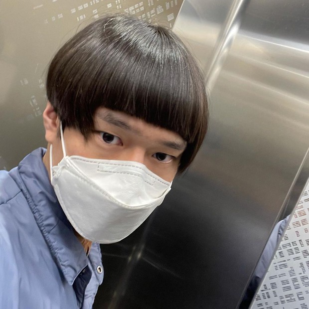 Mùa dịch nam thần Go Kyung Pyo (Reply 1988) tự hủy với quả đầu gáo dừa, chụp 7749 kiểu khiến netizen thảng thốt: Lạy hồn! - Ảnh 4. Mùa dịch nam thần Go Kyung Pyo (Reply 1988) tự hủy với quả đầu gáo dừa, chụp 7749 kiểu khiến netizen thảng thốt: Lạy hồn! - Ảnh 4.