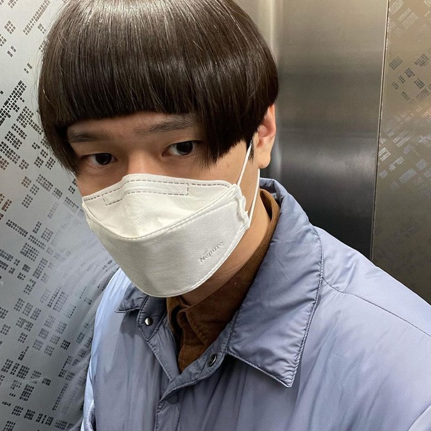 Mùa dịch nam thần Go Kyung Pyo (Reply 1988) tự hủy với quả đầu gáo dừa, chụp 7749 kiểu khiến netizen thảng thốt: Lạy hồn! - Ảnh 3. Mùa dịch nam thần Go Kyung Pyo (Reply 1988) tự hủy với quả đầu gáo dừa, chụp 7749 kiểu khiến netizen thảng thốt: Lạy hồn! - Ảnh 3.